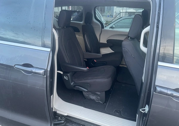 Chrysler Pacifica cena 86900 przebieg: 171400, rok produkcji 2018 z Warszawa małe 436